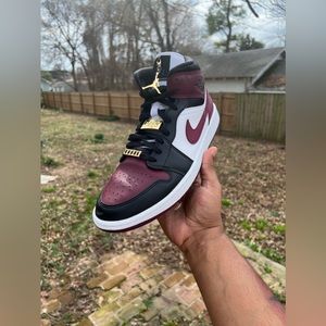 Jordan Retro 1 Mid “Gold Pendant”